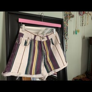 ✨Fun and flirty cut offs styled shorts ✨